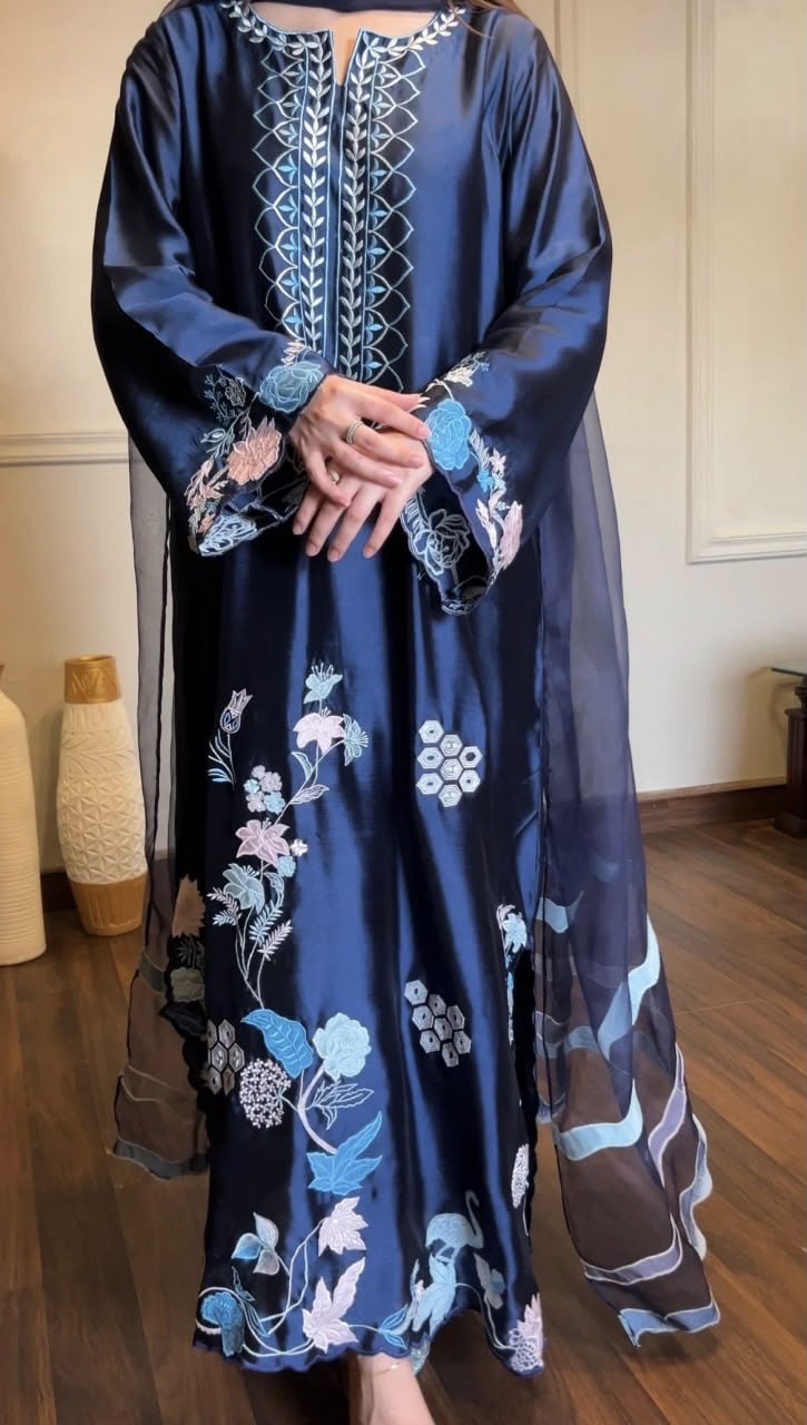 Jura Silk Oversize Kaftan Set with Thread Work & Lace Organza Dupatta