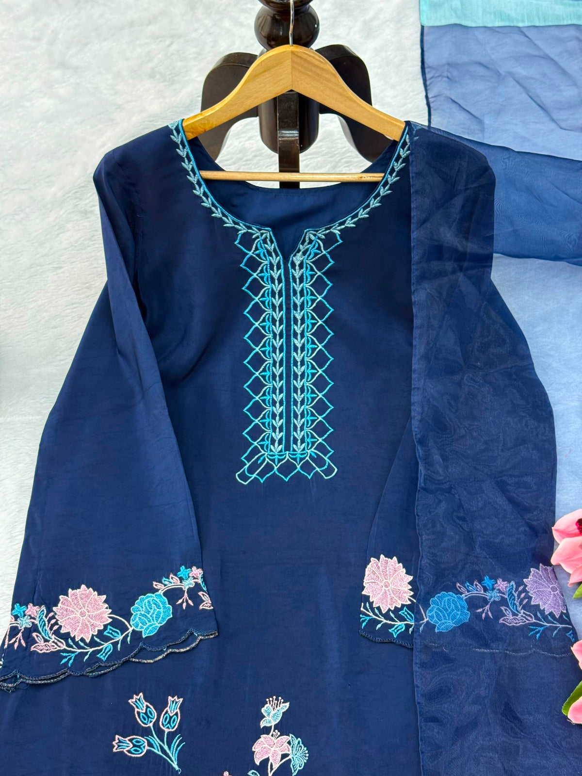 Jura Silk Oversize Kaftan Set with Thread Work & Lace Organza Dupatta