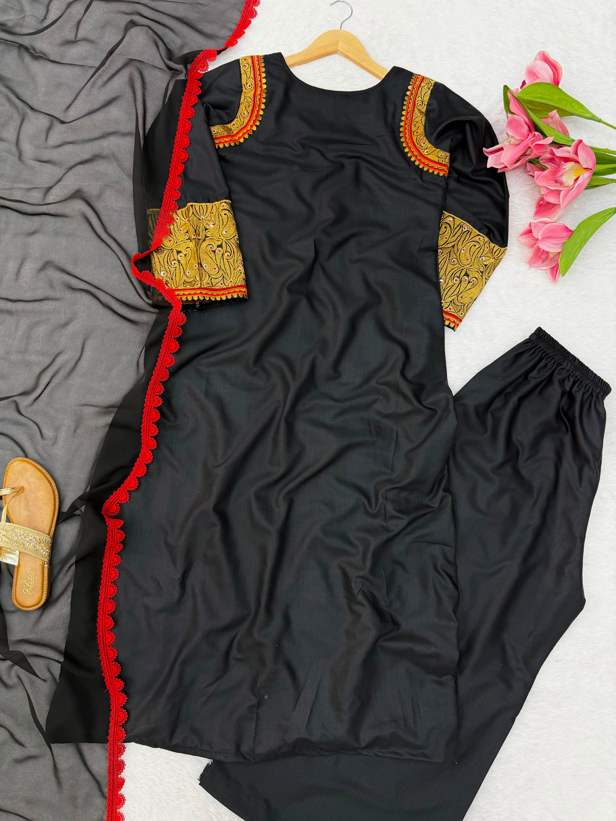 Slub Reyon Kashmiri-Style Tunic Set with Thread Work & Lace Dupatta