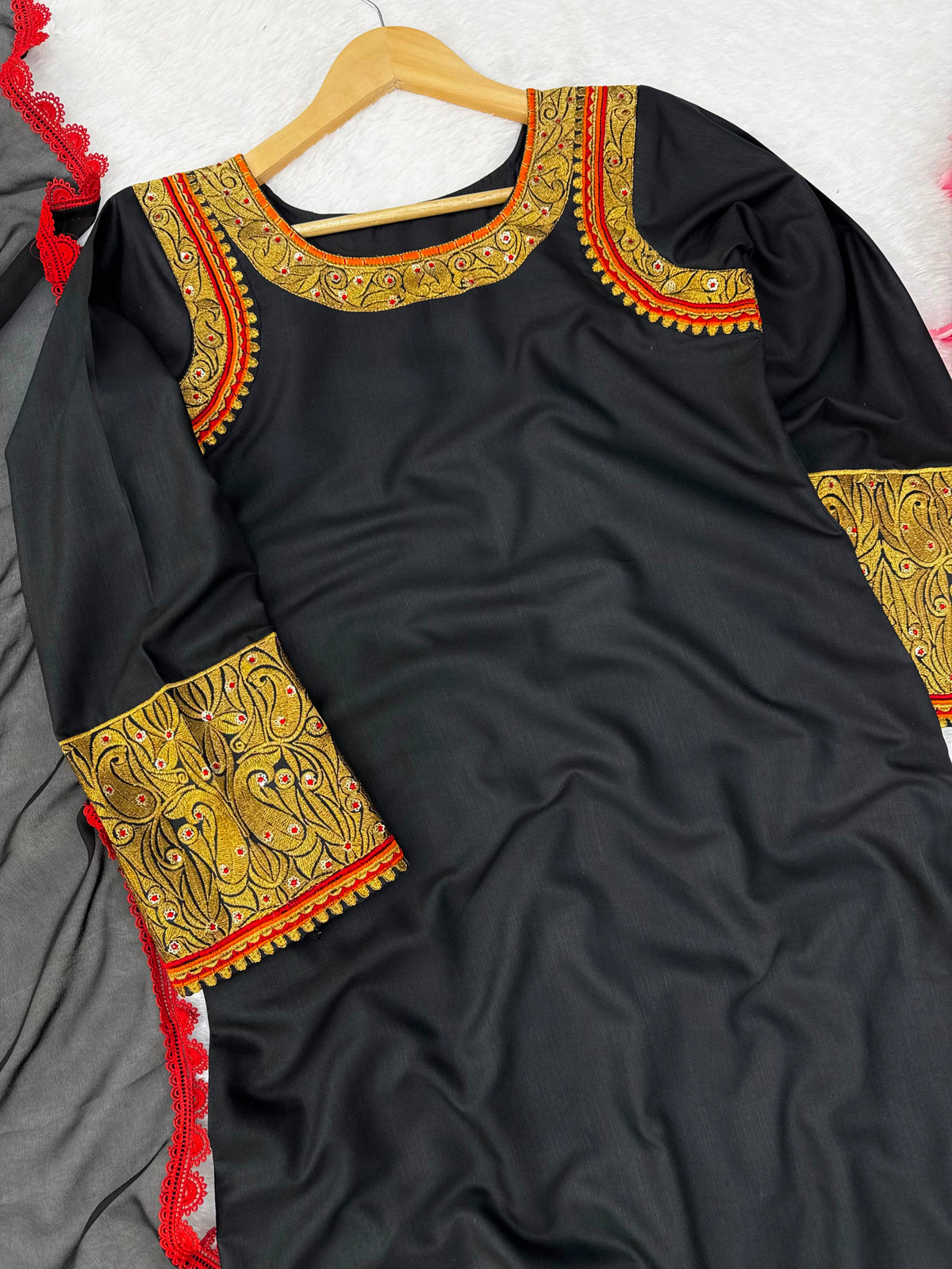 Slub Reyon Kashmiri-Style Tunic Set with Thread Work & Lace Dupatta