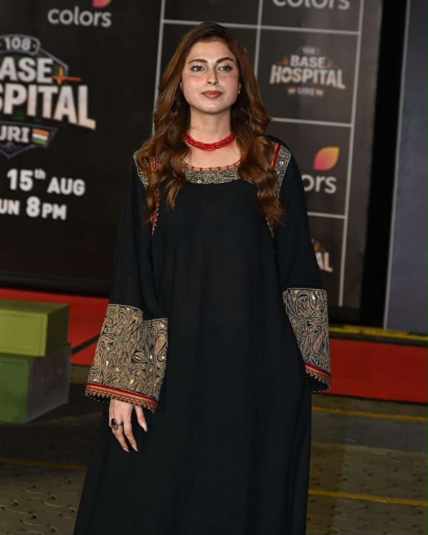 Slub Reyon Kashmiri-Style Tunic Set with Thread Work & Lace Dupatta