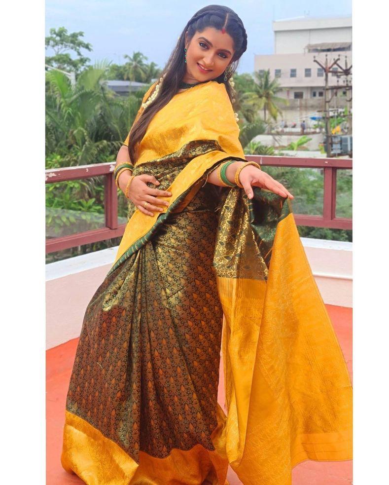 Elegant Soft Lichi Silk Saree with Rich Pallu & Jacquard Work