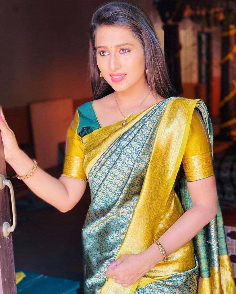 Elegant Soft Lichi Silk Saree with Rich Pallu & Jacquard Work