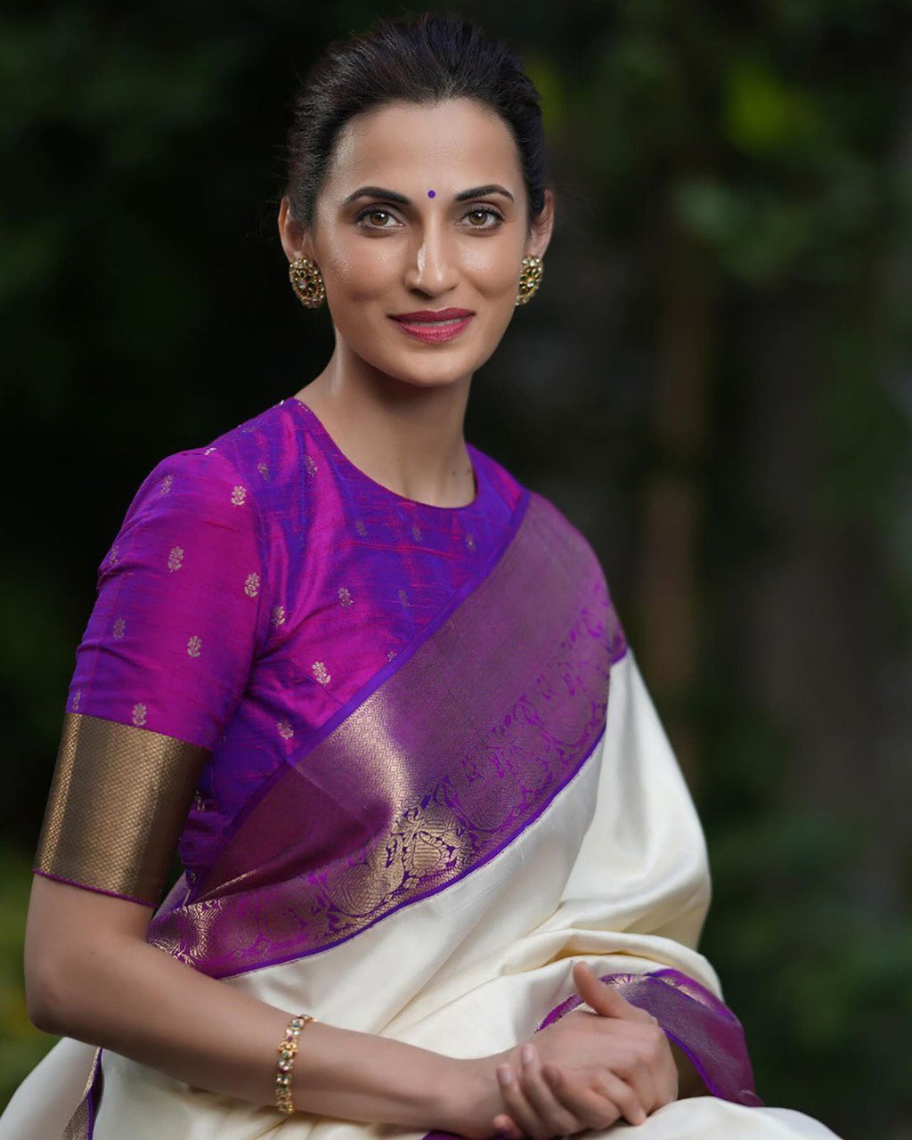 Elegant Lichi Silk Saree with Rich Pallu, Jacquard Weave & Exclusive Border Blouse