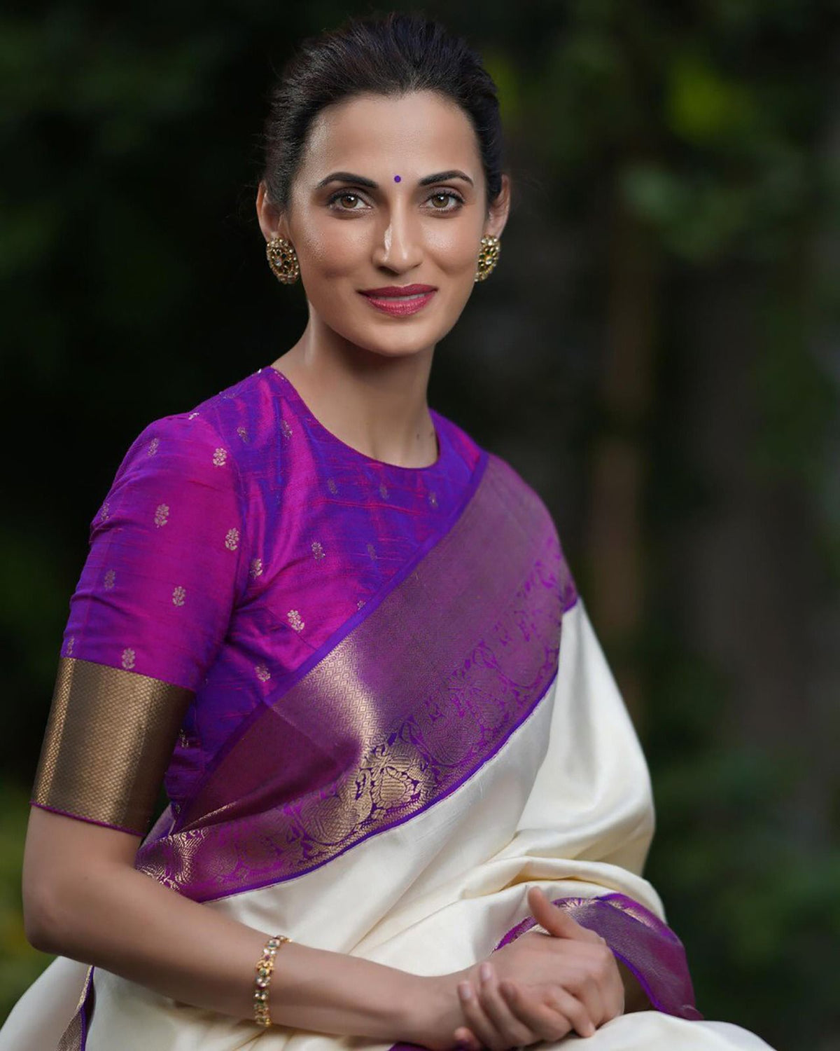 Elegant Lichi Silk Saree with Rich Pallu, Jacquard Weave & Exclusive Border Blouse