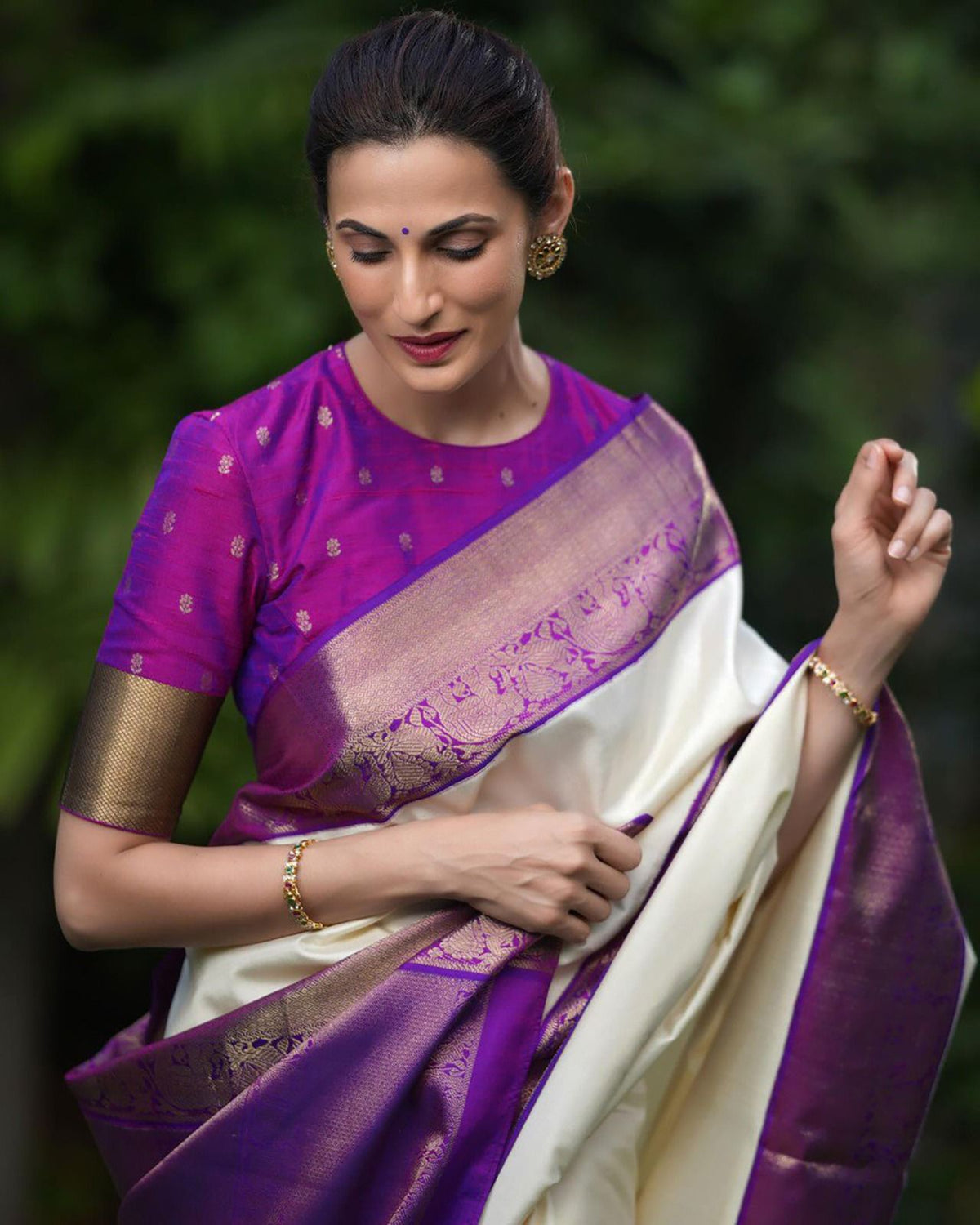 Elegant Lichi Silk Saree with Rich Pallu, Jacquard Weave & Exclusive Border Blouse