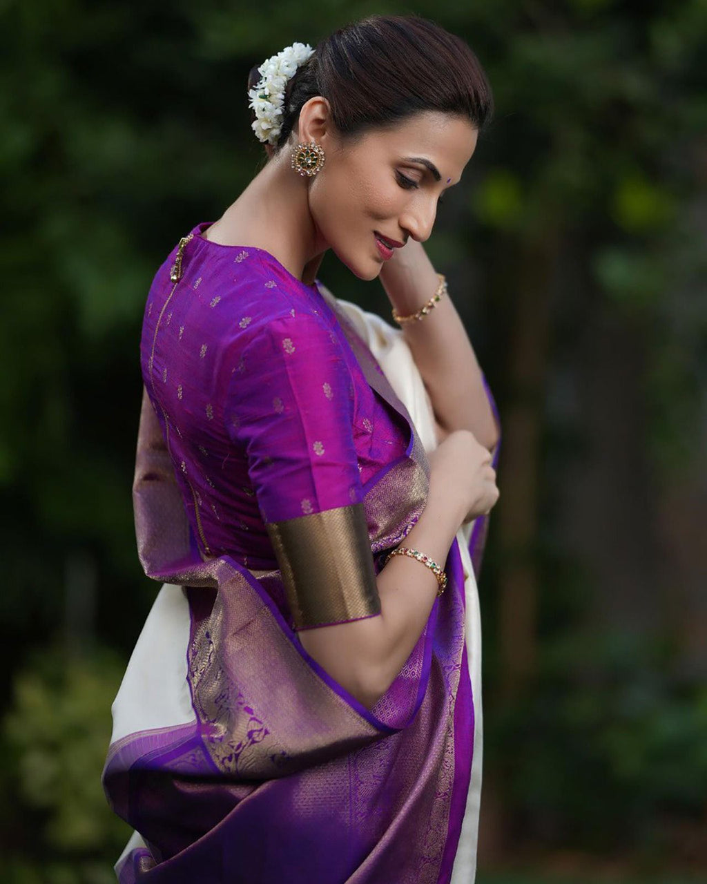 Elegant Lichi Silk Saree with Rich Pallu, Jacquard Weave & Exclusive Border Blouse