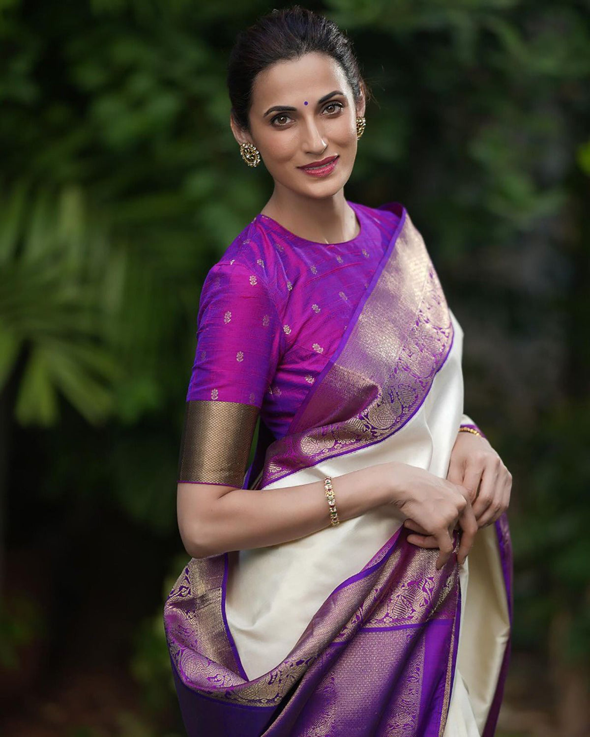 Elegant Lichi Silk Saree with Rich Pallu, Jacquard Weave & Exclusive Border Blouse