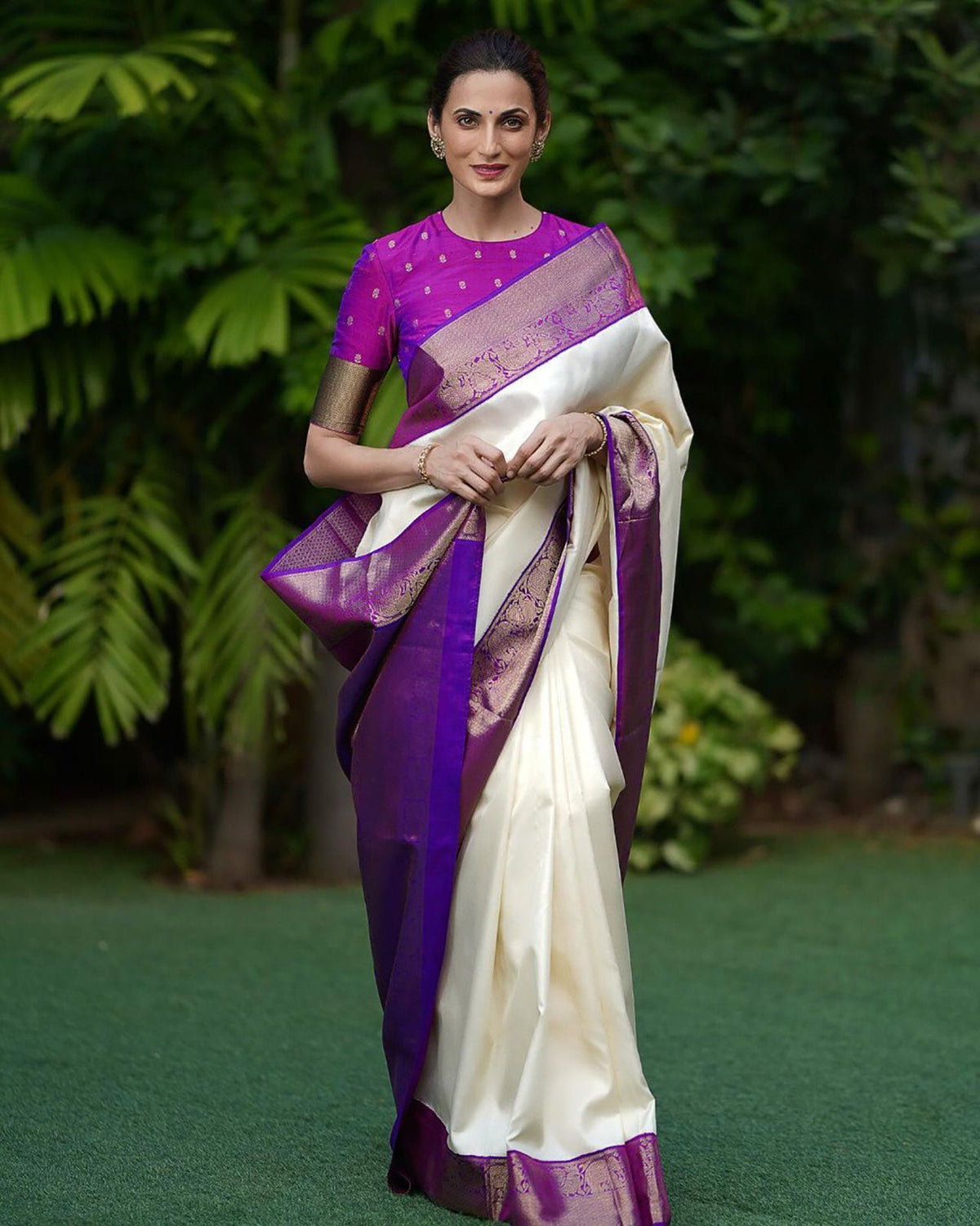 Elegant Lichi Silk Saree with Rich Pallu, Jacquard Weave & Exclusive Border Blouse