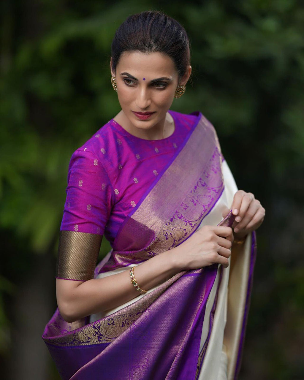 Elegant Lichi Silk Saree with Rich Pallu, Jacquard Weave & Exclusive Border Blouse