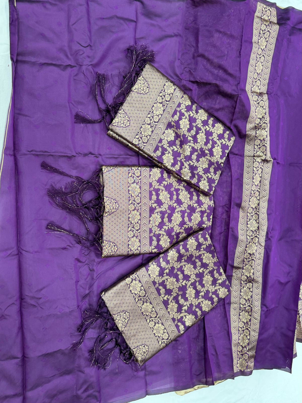 Graceful Soft Lichi Silk Saree with Heavy Zhalar &amp; Rich Pallu