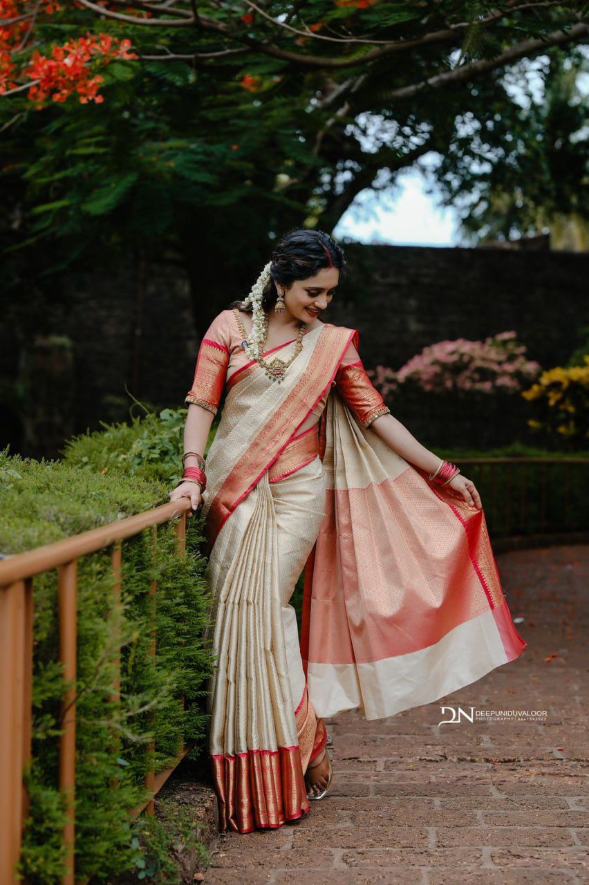 Graceful Soft Lichi Silk Saree with Exquisite Jacquard Weave & Rich Pallu