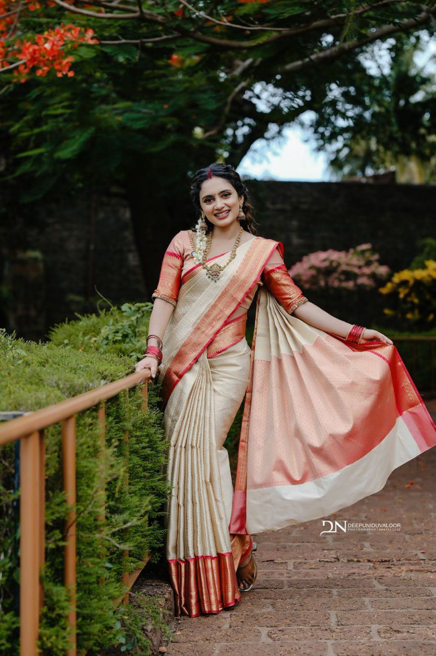 Graceful Soft Lichi Silk Saree with Exquisite Jacquard Weave & Rich Pallu