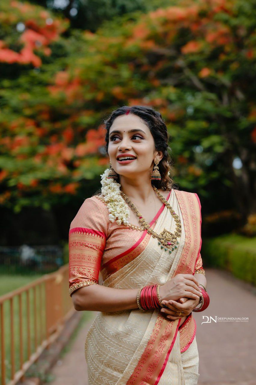 Graceful Soft Lichi Silk Saree with Exquisite Jacquard Weave & Rich Pallu