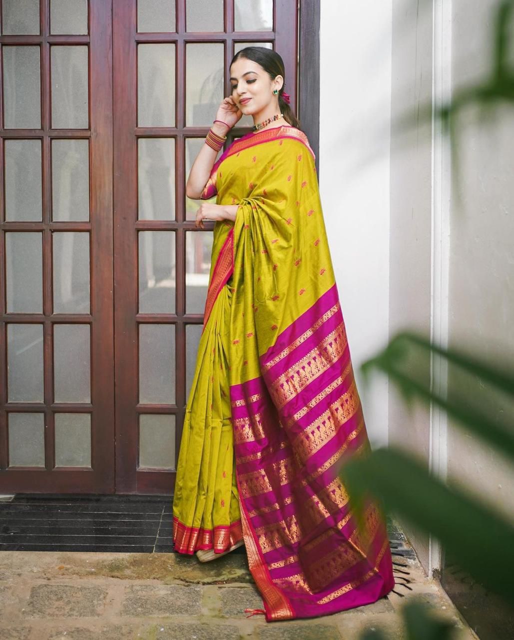 Exclusive Soft Lichi Silk Saree with Rich Jacquard Weave & Elegant Pallu