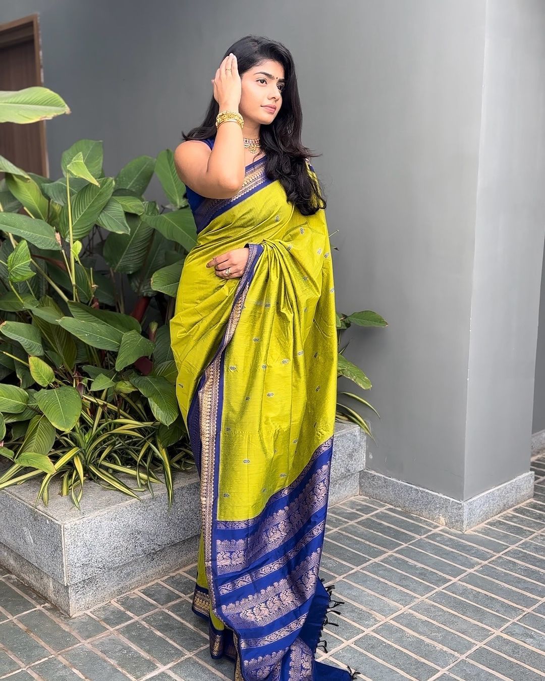 Exclusive Soft Lichi Silk Saree with Rich Jacquard Weave & Elegant Pallu