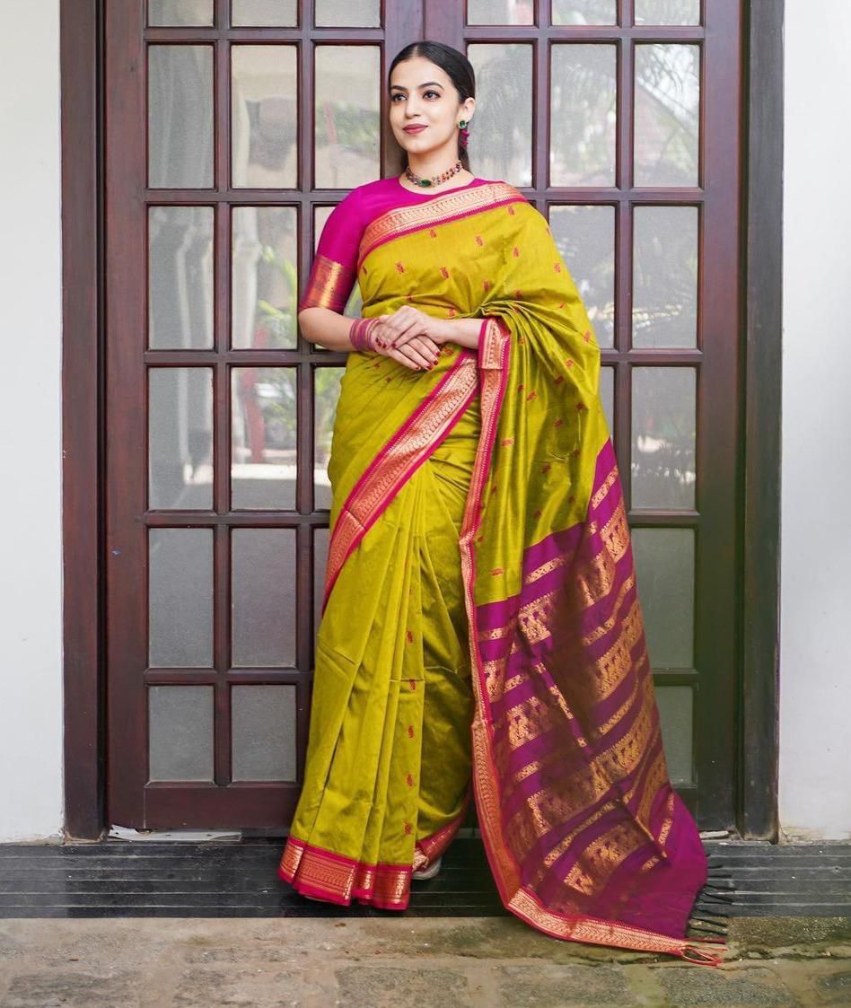 Exclusive Soft Lichi Silk Saree with Rich Jacquard Weave & Elegant Pallu