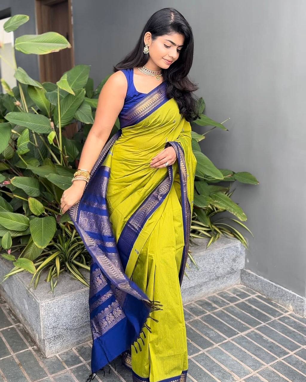 Exclusive Soft Lichi Silk Saree with Rich Jacquard Weave & Elegant Pallu