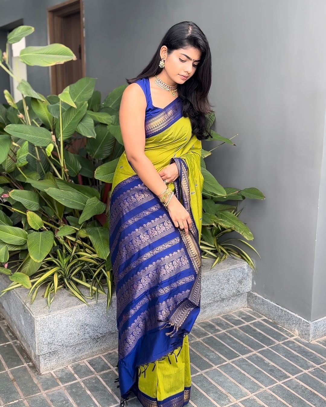 Exclusive Soft Lichi Silk Saree with Rich Jacquard Weave & Elegant Pallu