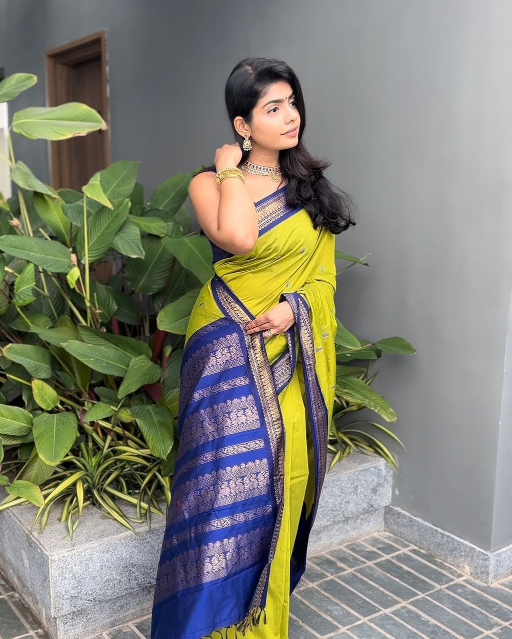 Exclusive Soft Lichi Silk Saree with Rich Jacquard Weave & Elegant Pallu