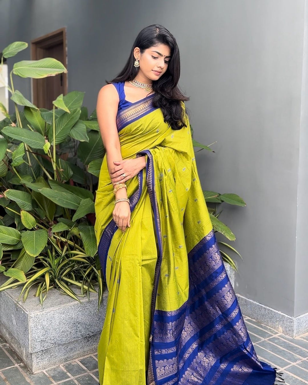 Exclusive Soft Lichi Silk Saree with Rich Jacquard Weave & Elegant Pallu