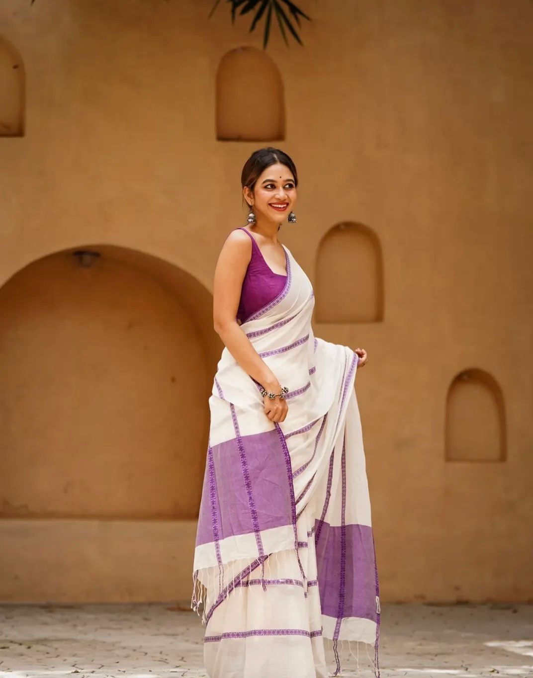 Elegant Lining Print Linen Cotton Saree with Zahlar Tussle