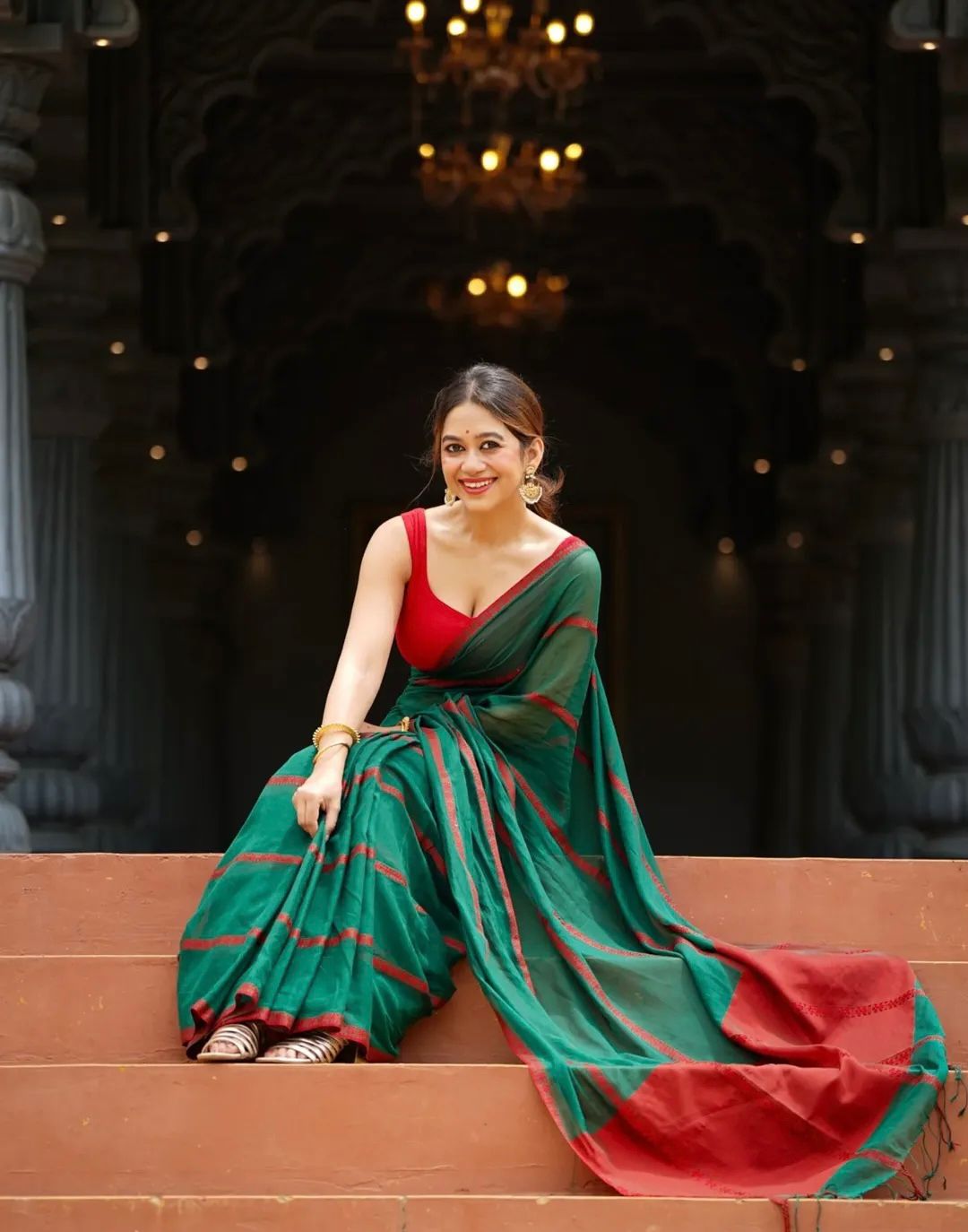 Elegant Lining Print Linen Cotton Saree with Zahlar Tussle