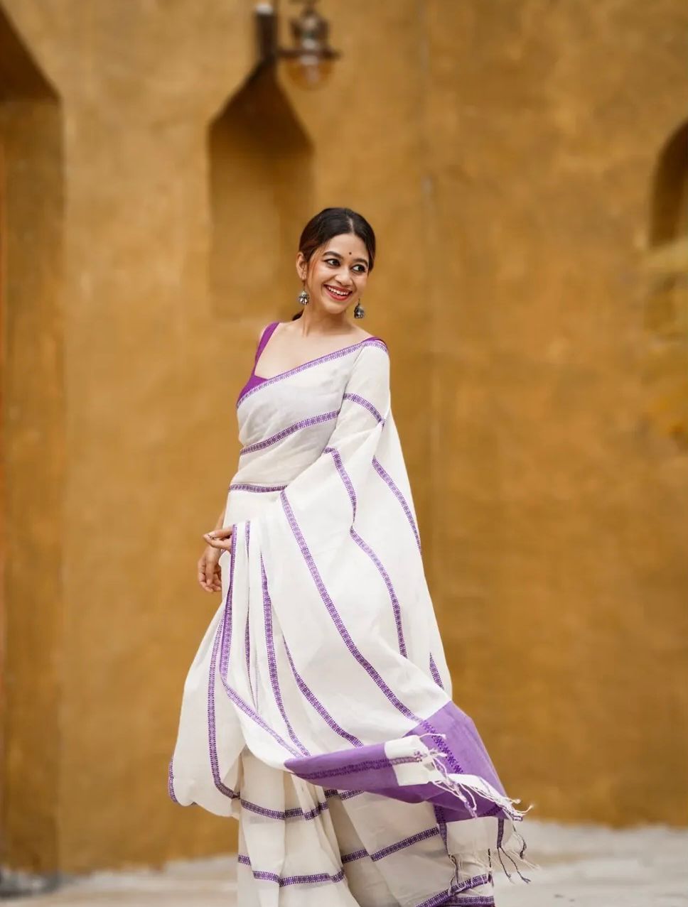 Elegant Lining Print Linen Cotton Saree with Zahlar Tussle
