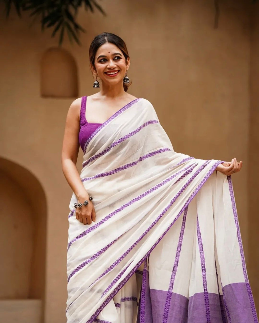 Elegant Lining Print Linen Cotton Saree with Zahlar Tussle