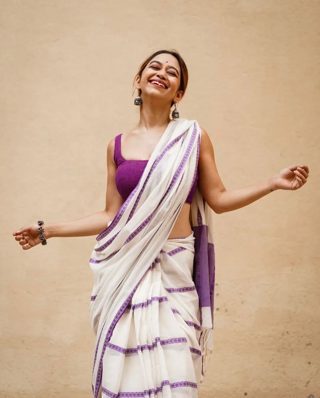 Elegant Lining Print Linen Cotton Saree with Zahlar Tussle