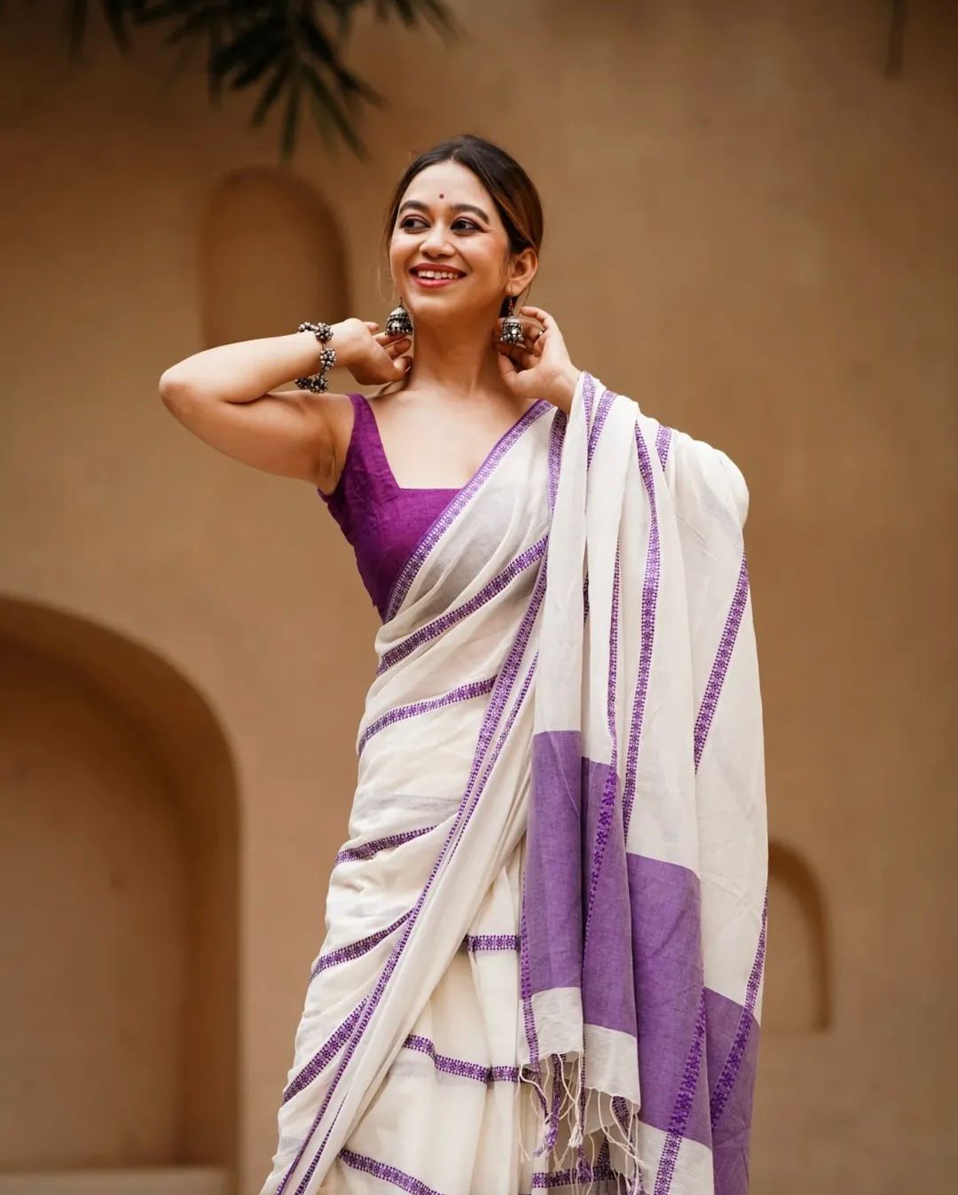 Elegant Lining Print Linen Cotton Saree with Zahlar Tussle
