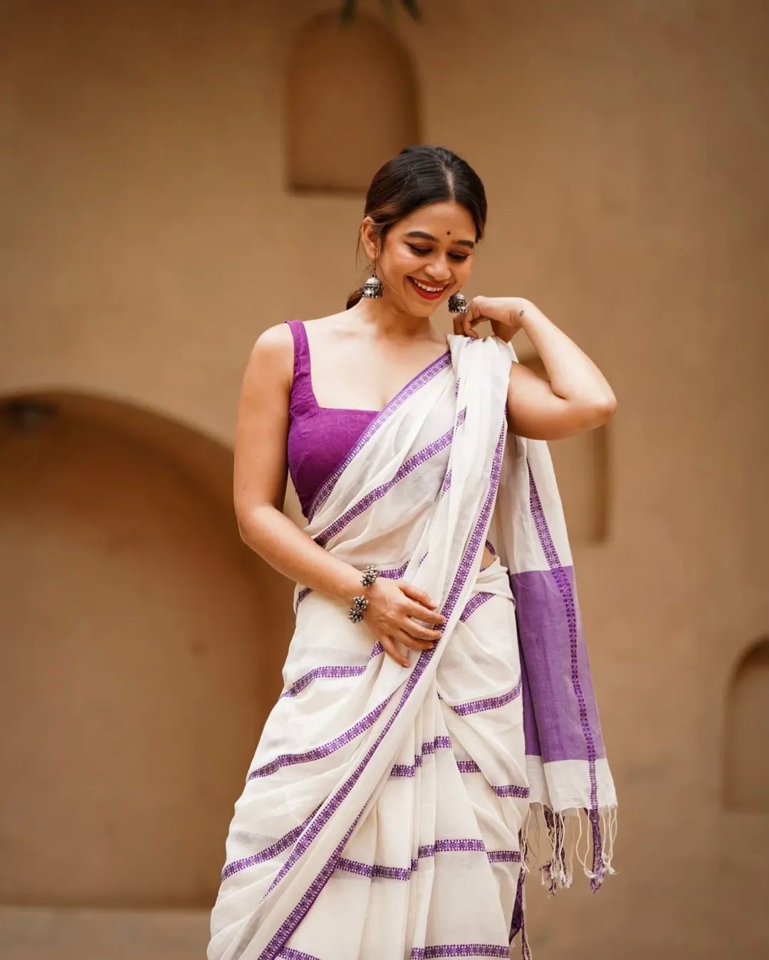 Elegant Lining Print Linen Cotton Saree with Zahlar Tussle