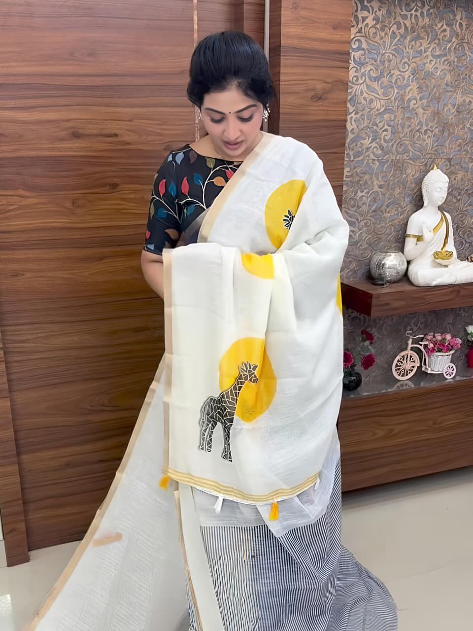 Golden Giraffe Elegance Linen Cotton Saree with Gold Zari Weaving Patti & Artistic Giraffe Digital Print