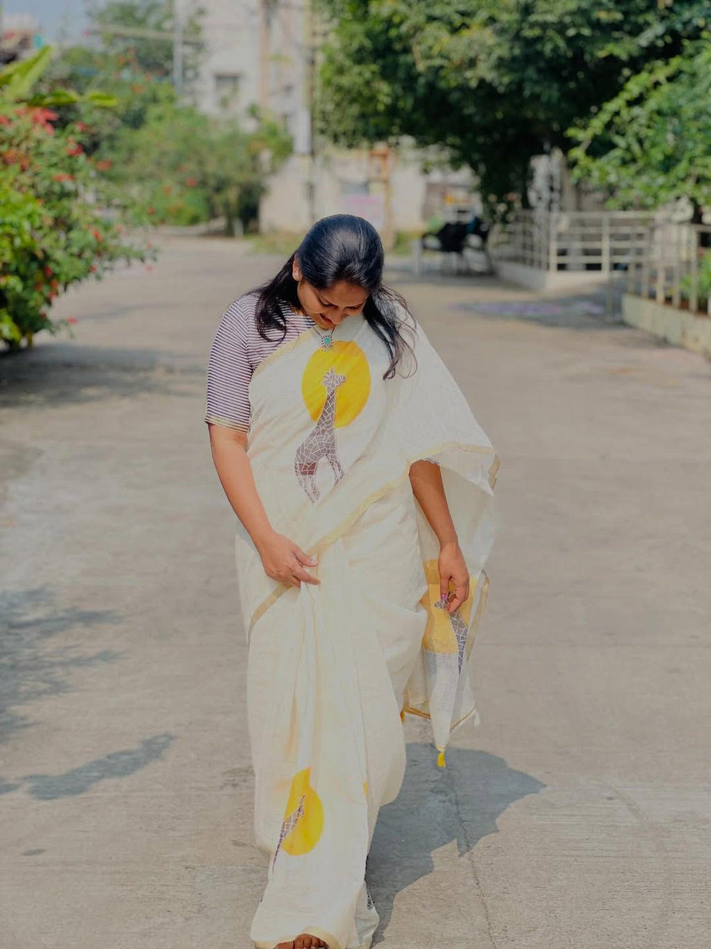 Golden Giraffe Elegance Linen Cotton Saree with Gold Zari Weaving Patti & Artistic Giraffe Digital Print
