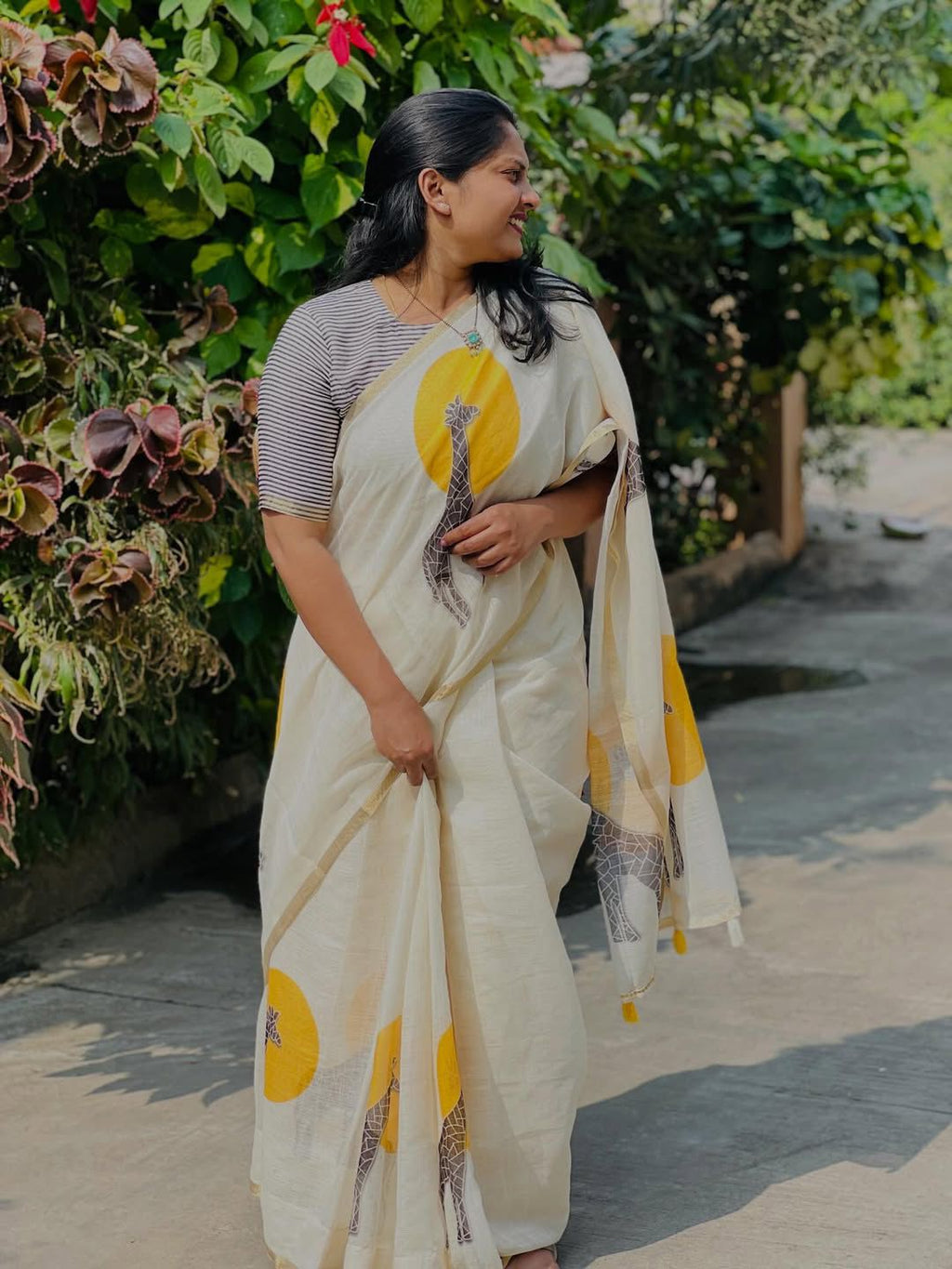 Golden Giraffe Elegance Linen Cotton Saree with Gold Zari Weaving Patti & Artistic Giraffe Digital Print