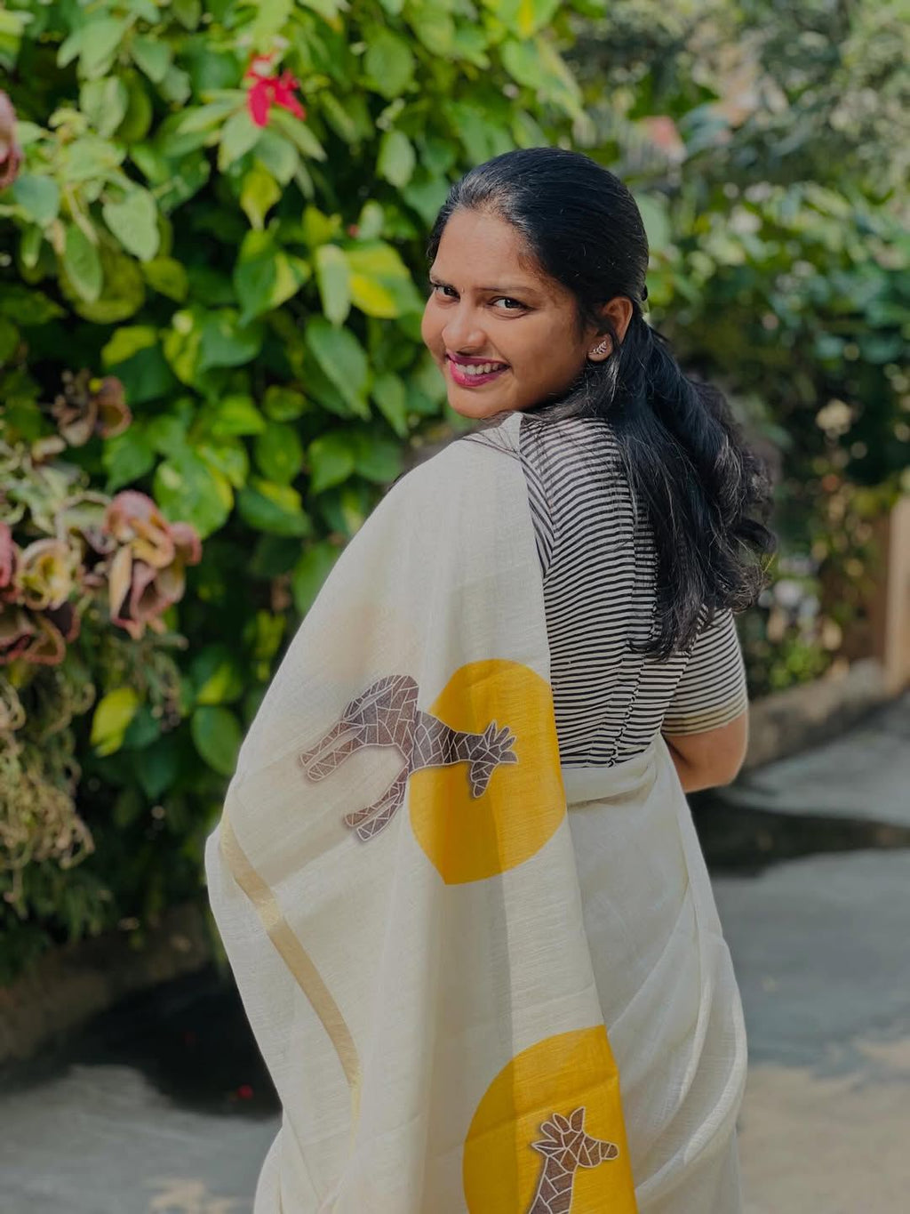 Golden Giraffe Elegance Linen Cotton Saree with Gold Zari Weaving Patti & Artistic Giraffe Digital Print