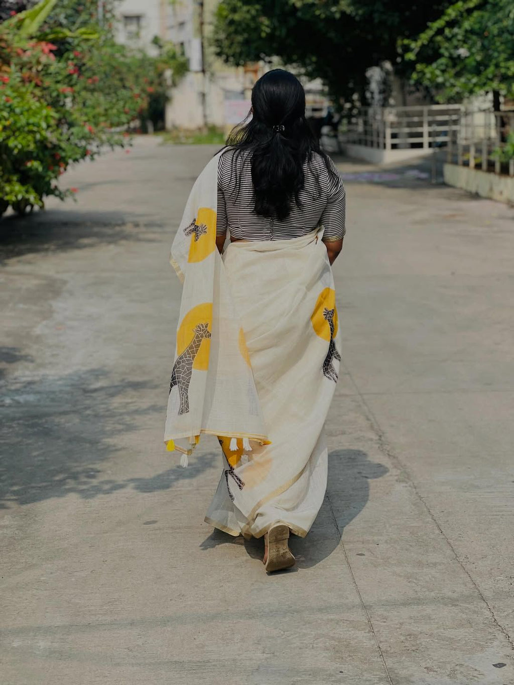 Golden Giraffe Elegance Linen Cotton Saree with Gold Zari Weaving Patti & Artistic Giraffe Digital Print