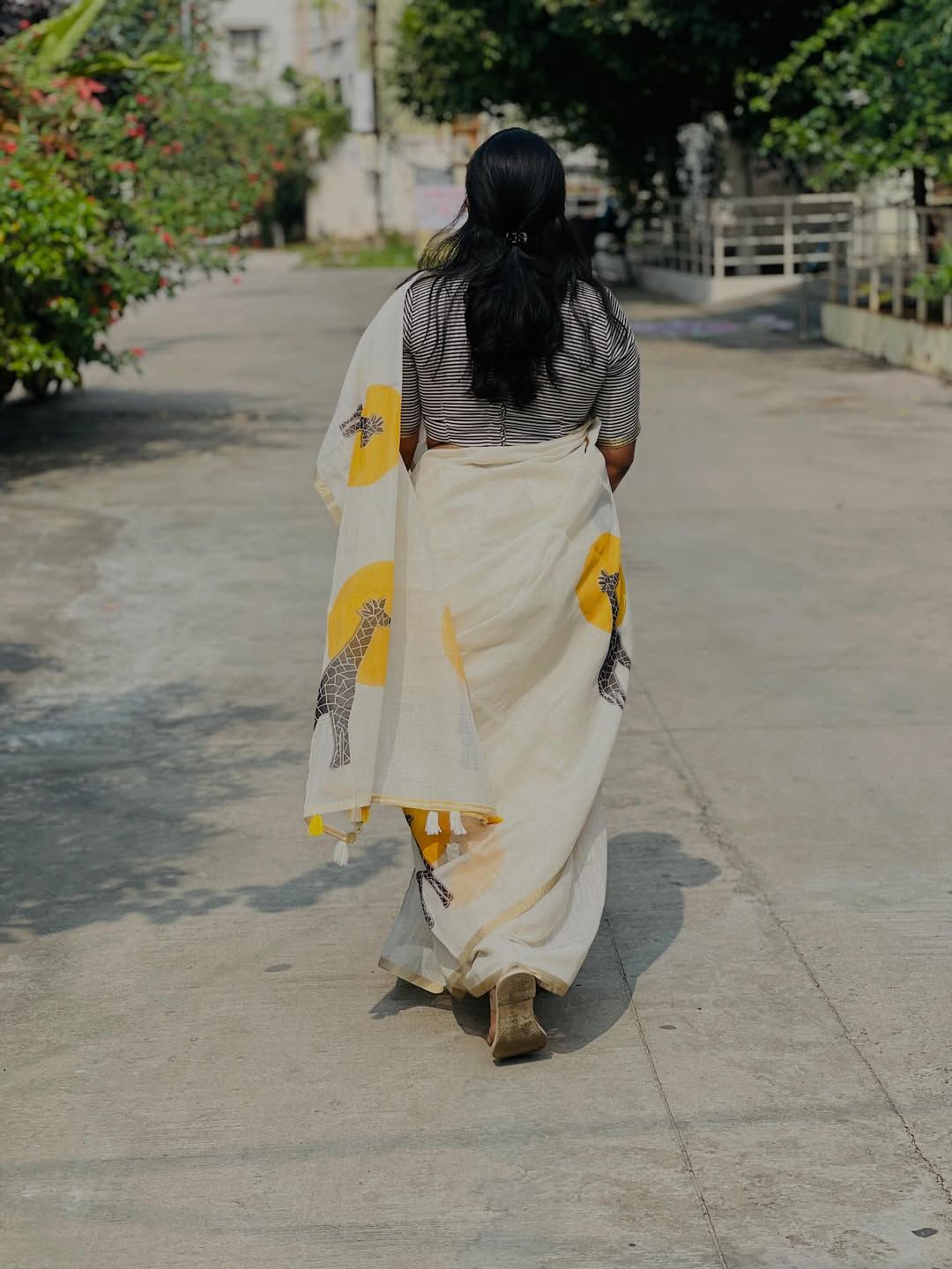 Golden Giraffe Elegance Linen Cotton Saree with Gold Zari Weaving Patti & Artistic Giraffe Digital Print