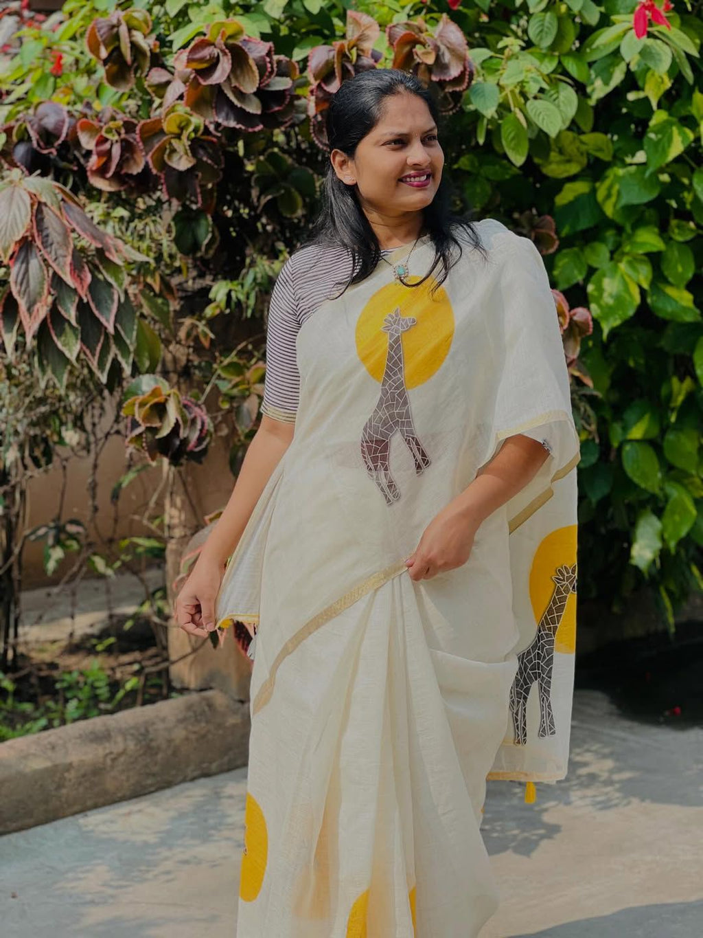Golden Giraffe Elegance Linen Cotton Saree with Gold Zari Weaving Patti & Artistic Giraffe Digital Print