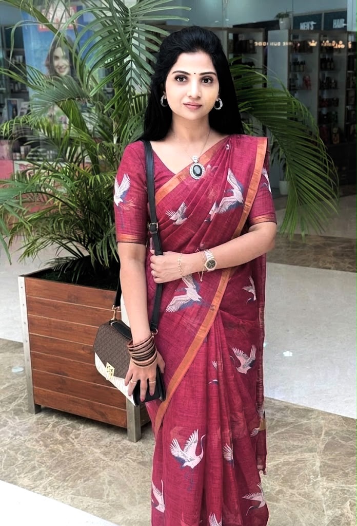 Golden Crane Elegance Linen Cotton Saree with Gold Zari Weaving Patti & Crane Digital Print