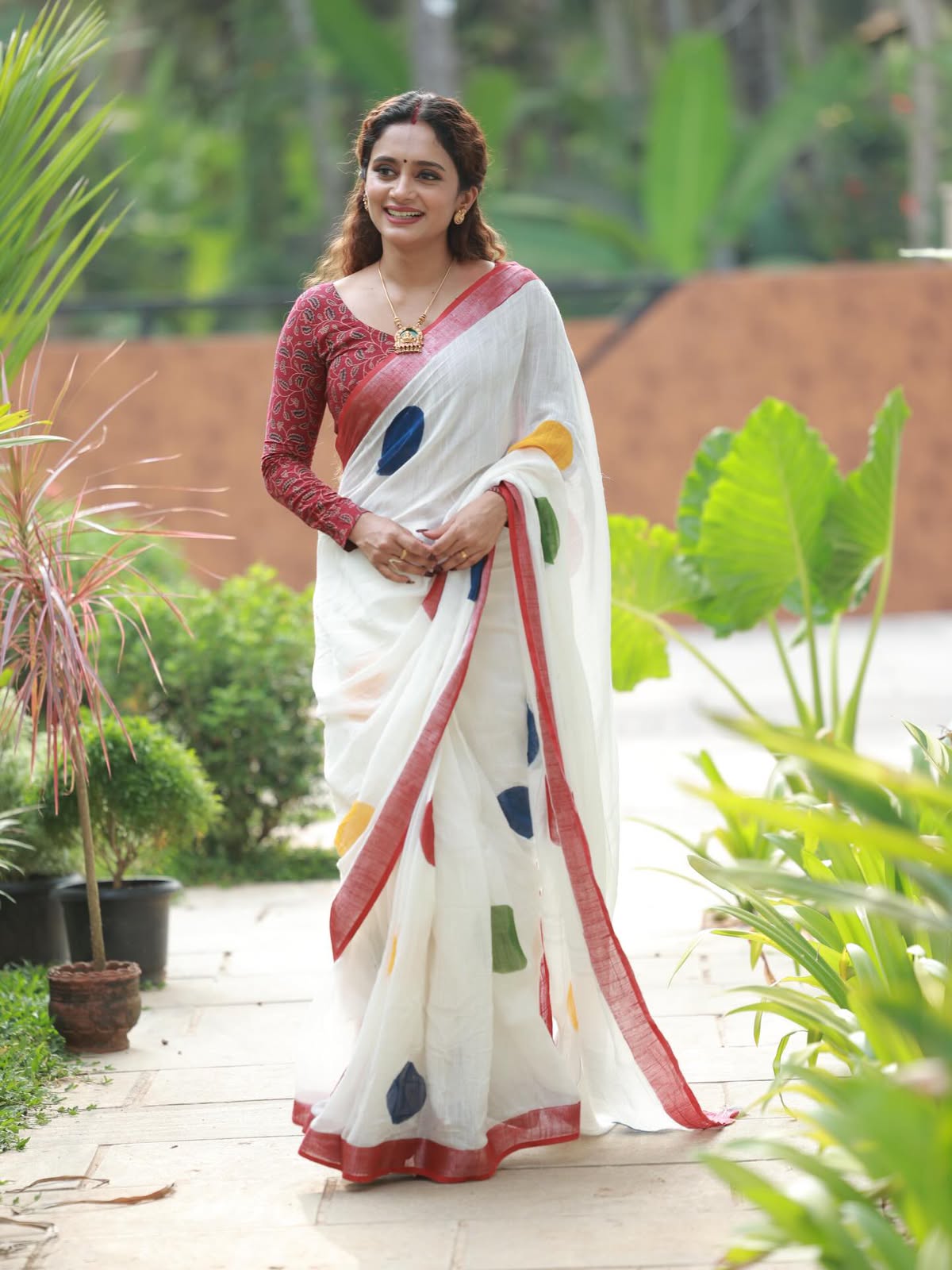 Zahlar Circle Charm Silver Patta Weaving Linen Cotton Saree with Geometric Round Digital Print & Matching Blouse