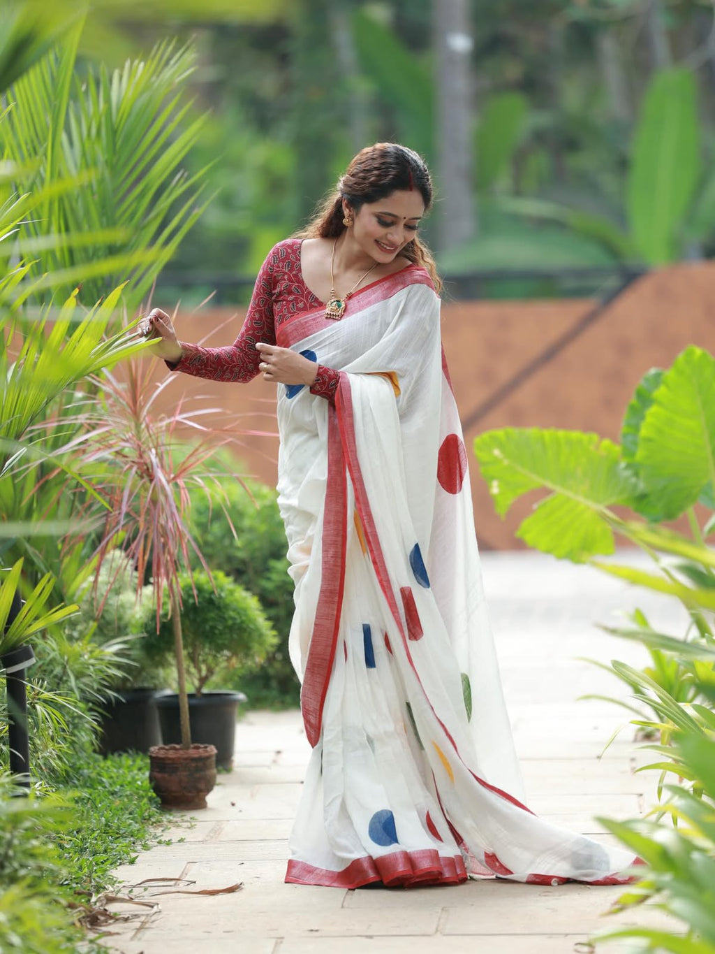 Zahlar Circle Charm Silver Patta Weaving Linen Cotton Saree with Geometric Round Digital Print & Matching Blouse