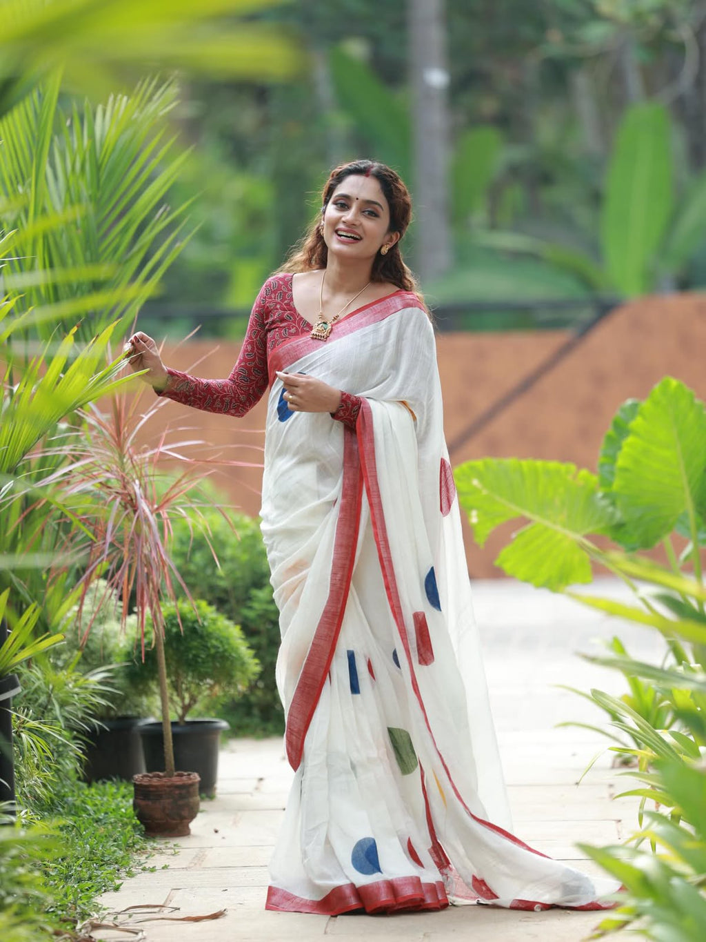Zahlar Circle Charm Silver Patta Weaving Linen Cotton Saree with Geometric Round Digital Print & Matching Blouse
