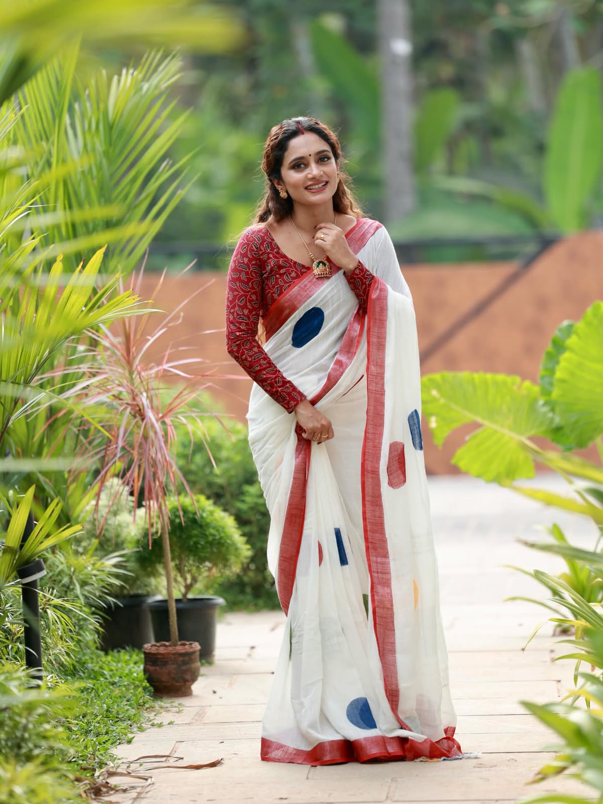 Zahlar Circle Charm Silver Patta Weaving Linen Cotton Saree with Geometric Round Digital Print & Matching Blouse