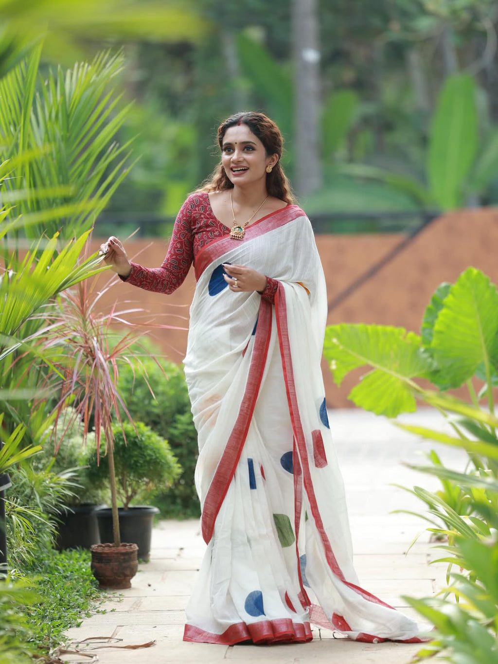 Zahlar Circle Charm Silver Patta Weaving Linen Cotton Saree with Geometric Round Digital Print & Matching Blouse