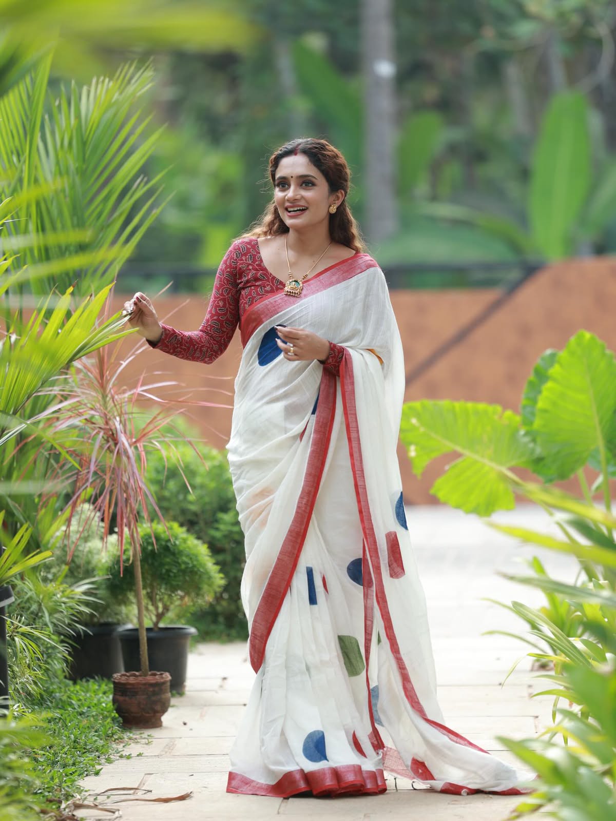 Zahlar Circle Charm Silver Patta Weaving Linen Cotton Saree with Geometric Round Digital Print & Matching Blouse