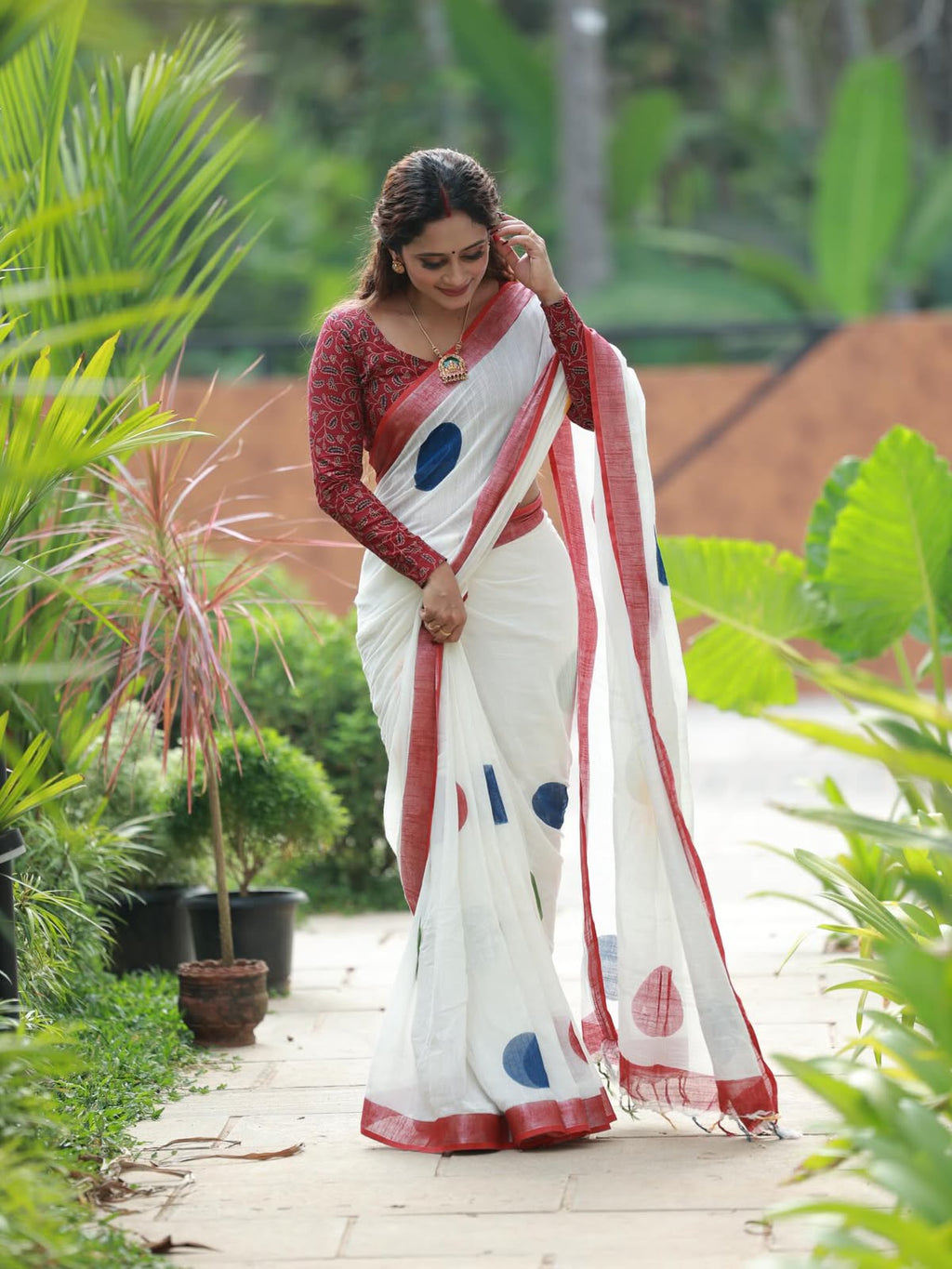 Zahlar Circle Charm Silver Patta Weaving Linen Cotton Saree with Geometric Round Digital Print & Matching Blouse