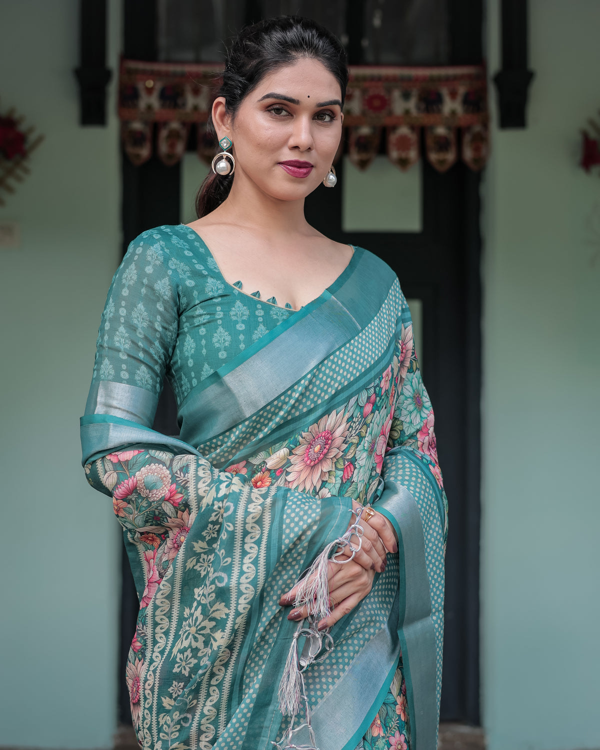 Royal Zahlar Elegance Linen Cotton Digital Printed Saree with Silver Zari Patta & Matching Blouse