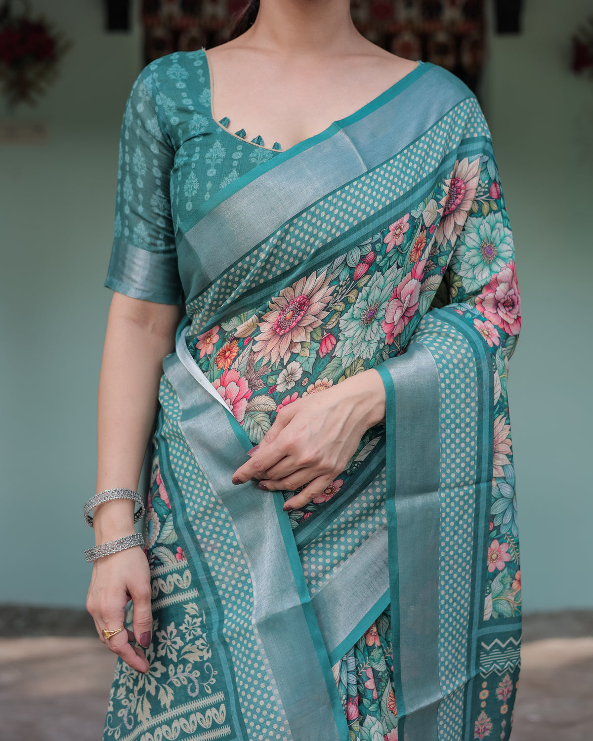 Royal Zahlar Elegance Linen Cotton Digital Printed Saree with Silver Zari Patta & Matching Blouse