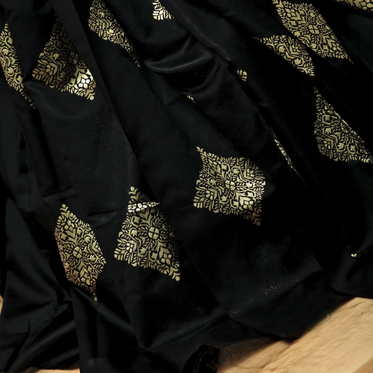 Elegant Lichi Silk Saree with Rich Pallu & Jacquard Border